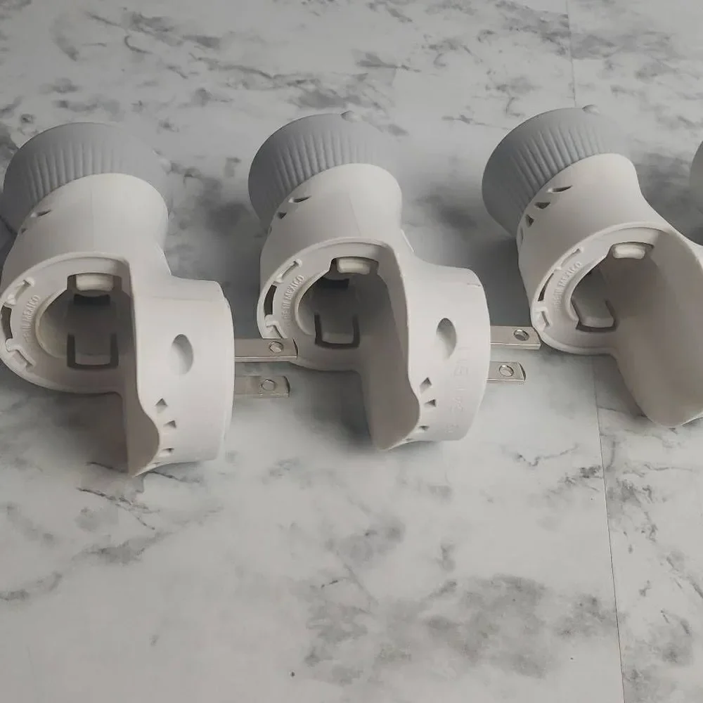 5 Preowned Airwick Plug Diffusers‎